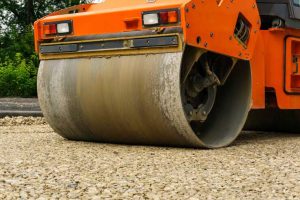 sealing-drum-roller-compactor-that-compacts-sandy-base-road